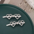 Elegante silberne Haarspangen mit Herz-Strasssteinen auf einem grünen Dekoteller - Silber (B4524)