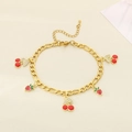 Detail van gouden titanium armband met rode kers- en aardbei-emaille bedeltjes - Kersen Aardbei Platte Ring Ketting Stijl (KB203069-Z)
