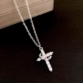Collana con croce a corona in argento con pavé di zirconi scintillanti su fondo nero - Croce / Argento