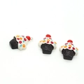 Détails de trois pendentifs cupcakes en résine avec cerises sur un fond blanc pur - Cupcake Noir