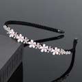 Serre-tête de mode avec fleurs roses et strass sur cordon noir, présenté sur un support - Cinq petites fleurs-Blanc