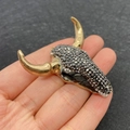 Stierenschedel hanger met gouden hoorns en zwarte kristallen in de hand gehouden - Donkergrijs Strass Gouden Hoorn Stijl (Nr. 1)