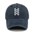 Berretto da baseball in denim lavato blu scuro con ricamo incrociato su sfondo bianco - M (56-58cm) / Blu navy