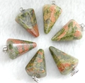 Pendentifs en unakite en forme de prisme hexagonal avec attaches en argent sur blanc - Unakite
