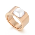 Anello geometrico largo in oro rosa con intarsio in conchiglia bianca vista laterale - US 7 / Oro rosa