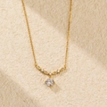 Collana in argento S925 placcato oro con zircone rotondo e design a foglia su beige - Oro