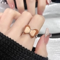 Nahaufnahme des braun-beigen Schleifenrings im Maillard-Stil mit Tropföl-Finish - Braune Patchwork Glänzende Schleife