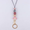 Détail du cordon perlé avec perles en silicone, éléments en bois et breloque arc-en-ciel - Rose