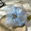 Schickes blaues Spitzen-Haargummi mit Polka-Dots für Damen auf geflochtenem Tablett - Blau