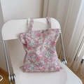 Detailansicht der Baumwolltasche mit floralem Muster auf einem weißen Stuhl - Rosérosa Kleine Blumen