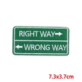 Dettaglio della toppa ricamata RIGHT WAY e WRONG WAY con supporto adesivo a caldo - Segnale-Right Way / Wrong Way