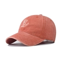 Dettaglio di cappello vintage in cotone lavato con ricamo di cane color terracotta - Arancione