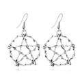 Vue détaillée de boucles d'oreilles étoile argentées avec texture de branches sur fond blanc - Branche de Pentagramme