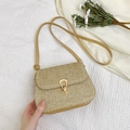 Mini-Stroh-Umhängetasche in Beige mit einer schicken goldenen Hufeisenschnalle - Khaki
