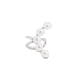 Elegante ear cuff in argento con cinque perle bianche su uno sfondo bianco pulito - Argento