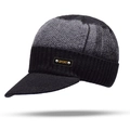 Detail van de grijs-zwarte gebreide beanie met klep en sportief metalen klinknagel-label - Eén maat (verdikt met fleece) / Zwart