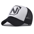 Detalle de gorra trucker clásica en blanco y negro con logotipo N y malla transpirable atrás - Ajustable / Blanco