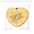 Dettaglio macro del ciondolo a cuore dorato con trama a raggiera e pietra naturale - Cuore Oro Raggiera Pietra Bianca