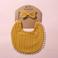 Détail d'un bavoir en coton gaufré jaune moutarde avec dentelle et bandeau assorti - Style Gaufre en Tricot Jaune Moutarde (13)