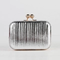 Silberne Abendtasche mit Metallic-Falten und goldenem Kugelverschluss für Damen - Silber
