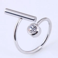 Detail van de zilveren geometrische ring met metalen staaf en gezette zirkoonsteen - Stijl 2 / Zilver