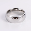 Anello Mobius in acciaio inossidabile argento con trama martellata e fascia larga lucida - Color Acciaio