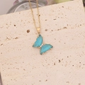 Elegante collana a farfalla dorata con ali di cristallo blu e accenti di zircone bianco brillante - Blu lago