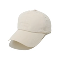 Detailweergave van de crèmekleurige minimalistische baseballpet met decoratieve naden - M (56-58cm) / Beige