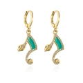 Detalle de pendientes de serpiente bañados en oro de 18K con esmalte verde y circonitas - Estilo 42820 (Serpiente Verde)