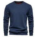 Détail du sweat à col rond bleu marine montrant le tissu et l'étiquette de l'ourlet - S / Bleu marine