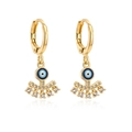 Detail von 18K vergoldeten Evil Eye Ohrringen mit blauem Emaille und Zirkonia Steinen - Fächerförmiger Böser Blick / Gold
