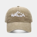 Dettaglio del ricamo foresta montana su cappellino da baseball in cotone kaki lavato - Cachi