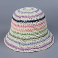 Dettaglio ravvicinato del cappello a secchiello all'uncinetto con strisce colorate - M(56-58cm) / Bianco