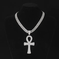 Dettaglio macro del ciondolo a croce ankh argentato con strass lucidi e catena cubana - 18 Pollici/45cm / Argento
