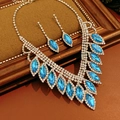 Dettaglio del set collana e orecchini in argento con pietre blu e cristalli lucidi - Set di 2 Pezzi Collana + Orecchini / Argento-Blu