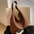 Bolso tote grande marrón de cuero grano litchi estilo hobo en silla blanca - café
