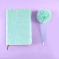 Set carnet en peluche vert menthe mignon avec stylo à pompon assorti sur un fond violet - Bleu