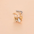 Dettaglio di un piercing per naso a L dorato con fiocco di opale e piccolo diamante - 4# / Oro