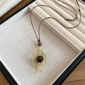 Vue détaillée du pendentif vintage en oeil de tigre sur un cadre doré multicouche - Style Losange / Doré