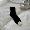 Schwarze Socken mit rosa Schleifenstickerei auf weißem Stoff mit silbernen Mary Janes - Schleifenstickerei-Stil (sm) / Schwarz