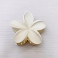 Elegant matte cream frangipani hair claw clip for a stylish tropical vacation look - Medium Matte Style / 6cm / Beige