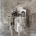 Portaspazzolino da parete in metallo con due bicchieri in vetro e ventosa decorata con fiocco - 2 Bicchieri (Trasparente e Grigio) + Fiocco