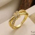Detalle de anillo de nudo chapado en oro 18K con micro-pavé de circonita y acabado pulido - 14245/Anillo de Nudo Giratorio Cruzado / Oro de 18K