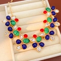 Collana vintage ovale in resina dorata con strass colorati in una scatola regalo - Collana (Collana-Oro-Multicolor)