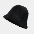 Primer plano de la textura de piel sintética negra y el material cálido del gorro bucket - Talla única / Negro