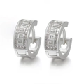 Pendientes plateados con diseño de greca griega y circonitas brillantes - 14-Plata Llave Griega Circonita Blanca Huggie / Plateado
