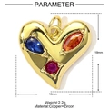 Makrodetail eines Herz-Zirkonia-Anhängers mit Gold-Kupfer-Plattierung und Maßen - Dreifarbiges Zirkon Herz (YE948)