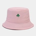 Détail de la broderie trèfle vert sur un chapeau bob en toile de coton rose - Taille unique / Rose