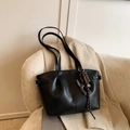 Bolso tote grande negro plisado en piel sintética brillante con adornos de oso - Con Colgante / Negro