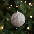 Bola de Navidad 8cm color champán con tela de encaje y colgador plateado - Gris